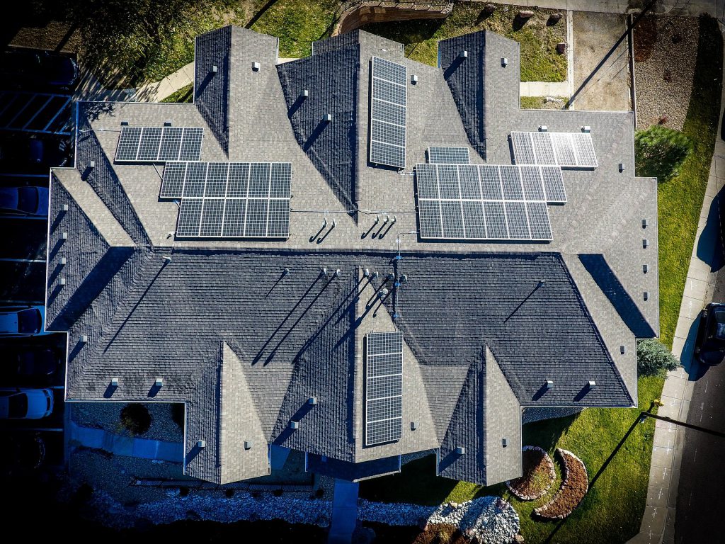 huis bovenaf zonnepanelen