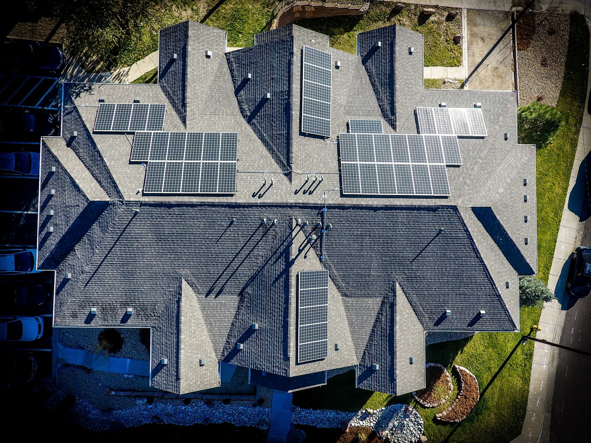 huis bovenaf zonnepanelen